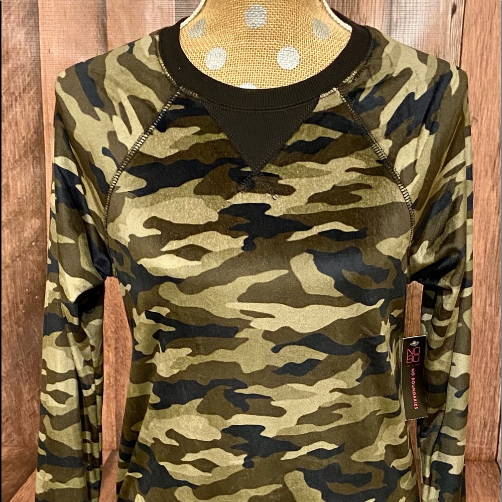 No Boundaries Women’s Camouflaged Sweatshirt Size Small